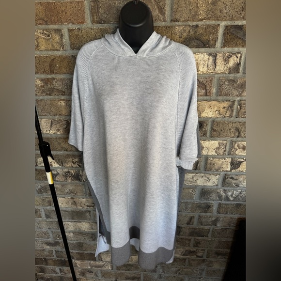 Lululemon Opened Up Poncho
DESIGNED FOR ON THE MOVE Size M/L - Picture 11 of 13